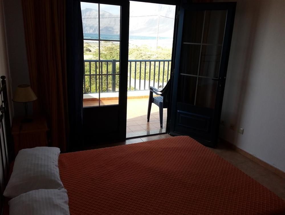 Red Star Surf & Yoga Camp Lanzarote Hostel ฟามารา ภายนอก รูปภาพ